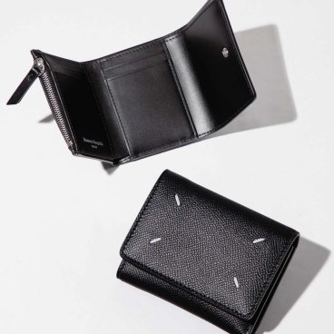 メゾン マルジェラ MAISON MARGIELA SA3UI0017 P4745 三つ折り財布 レディース 財布 ミニ財布 レザー 本革 ロゴ 4ステッチ カードケース プレゼント コンパクト ギフト ブランド お祝い 記念 T8013 ZIP COMPACT TRI FOLD ブラック