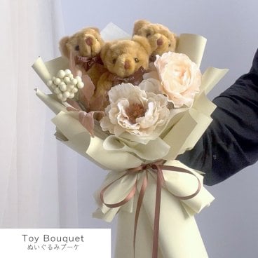 ぬいぐるみブーケ 3匹 【 くま束 】 かわいい花束 花とぬいぐるみ 花 ぬいぐるみ付き 発表会 誕生日 生誕祭 イベント 差し入れ 出産祝い 周年祝い 結婚式 結婚祝い 卒業祝い 卒園祝い 入学祝い 入園祝い 開店祝い くま ぬいぐるみ テディベア 花束 くま好き プレゼント