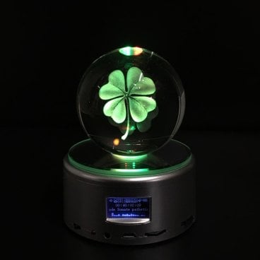 【送料無料】 3Dクリスタル球 オルゴール 四葉のクローバー 全36曲内蔵 光る 回る 奏でる イルミネーション オーナメント プレゼント クリスマス 誕生日 結婚 プロポーズ 記念日 還暦 お祝い ホワイトデー オススメ 売れ筋 ガラス 球 水晶玉