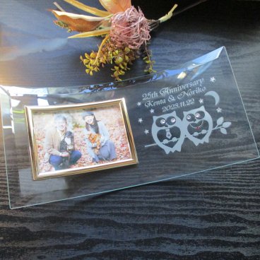 金婚式 両親 お祝い プレゼント 銀婚式 妻へ 夫へ  お洒落 誕生石  結婚記念日 名入れ フォトフレーム ガラス 写真立て フォトスタンド ギフト 贈り物 メッセージ 彫刻【銀婚式・金婚式・結婚記念日のフォトフレーム・幸福ふくろう】