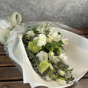 【男女問わず】ホワイトで清楚に【快気】 季節のお花 フラワー ブーケ 上司 両親 母親 お祝い 発表会 入学 卒業 就職祝 引越し祝い 新築祝い 結婚記念日 誕生日 出産祝い 退職 女性 ギフト プレゼント かわいい 清楚 上品 おしゃれ ピンク
