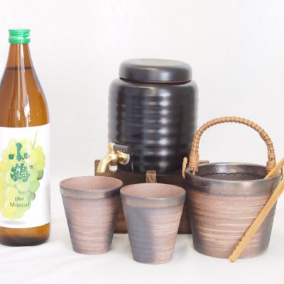 本格焼酎サーバー1000cc(18cm×24cm 1kg)萬古焼ペアカップ氷入れ竹トングセット小正醸造 果物の香り系芋焼酎小鶴ザ・マスカット 900ml×1本