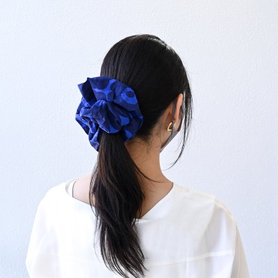 マリメッコ marimekko シュシュ Ruusunkukka Unikko ブルー×ダークブルー 91178 055 北欧雑貨 北欧デザインネコポス 送別会 誕生日 お中元 結婚祝い 結婚式 高級 父の日 母の日【スペシャルラッピング660円(別売り)】 ホワイトデー