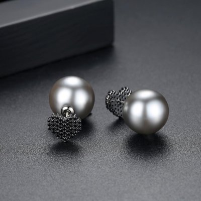 ピアス 両耳用 キュービックジルコニア ホワイトとブラック 真鍮 シルバー ブラック スタッド 可愛い かわいい モチーフ ハート はーと バックキャッチ e18040730