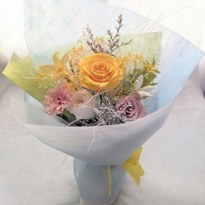 プリザーブドフラワー花束／大輪の黄色い薔薇と小花のふんわり陽だまりの花束