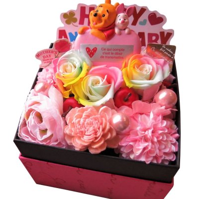 誕生日プレゼント 彼女 プーさん ピグレット ハート入り 花束風 ギフト 箱開けてスマイル ボックス入り レインボーローズ プリザーブドフラワー入り 彼女 友人 誕生日プレゼント ◆バラ3本入り花言葉は「愛しています」