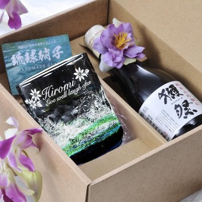 退職 異動 名入れ SXX 酒セット 日本酒 獺祭 純米大吟醸 45 180ml & 琉球ガラス 元祖 美ら海 ロックタンブラー 気泡入り コサージュ付 ギフトBOX入り / プレゼント ギフト 退職 記念 誕生日 還暦 古希 喜寿 傘寿 米寿 緑寿 早寿 長寿 祝い