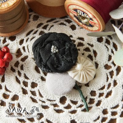 【SAWA サワ】三つ花 ブローチ (te-BRO-46)アクセサリー レディース コサージュ 花 布 綿 麻 パール ビーズ 本革 レザー おしゃれ オケージョン ハンドメイド 手作り ギフト プレゼント 母の日 クリスマス