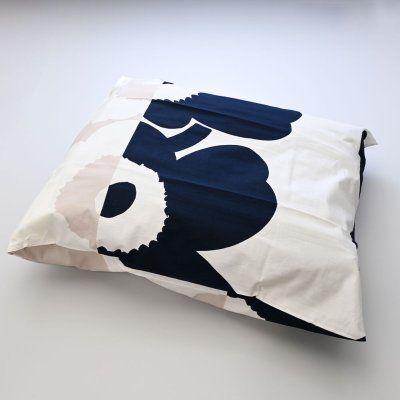 マリメッコ marimekko ピローケース 枕カバー 50×70cm Suur Unikko スーラ ウニッコ ダークブルー×オフホワイト×サンド 071110 890 北欧雑貨 北欧デザイン 着せ替えカバー marimekko coverネコポス 送別会 誕生日 お中元 結婚祝い 結婚式 高級 父の日 母の日【スペシャルラッピング660円(別売り)】 ホワイトデー