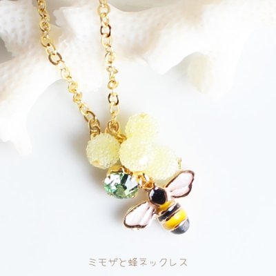 【ミモザと蜂ネックレス☆日本製】パーティや結婚式にもお勧め♪華奢ネックレスが可愛い/レディース/プレゼント/誕生日/クリスマス/ウェディング/発表会/パーティー/春/苺