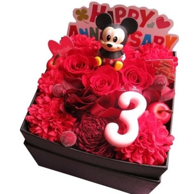 結婚記念日 プレゼント 3周年 ディズニー マスコット 花束風 ご希望数字入りプレゼント ボックスフラワー 赤バラ プリザーブドフラワー入り  ディズニーマスコット種類はおまかせ