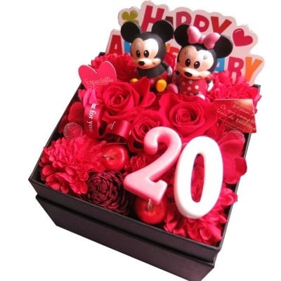 20周年 お祝い 数字20入り ミッキー ミニー他 花束風 ご希望数字入りプレゼント 箱を開けてサプライズ ボックス 赤バラ プリザーブドフラワー入り ディズニーマスコット種類はおまかせ ◆バラ３本の花言葉は「愛しています」