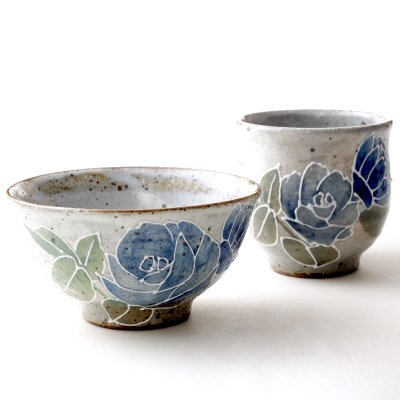 【名入れできます】九谷焼 ”ご茶碗＆湯呑セット”  『加賀の華』 大サイズ・青バラ【ラッピング・のし・メッセージカード無料】*石川県の伝統工芸 『九谷焼』・女流作家の相川志保さんオリジナル作品*　大切な方のお名前を入れれば、より心のこもった世界にひとつだけのオリジナルギフトに！ご結婚御祝・誕生日御祝・敬老の日のプレゼントにどうぞ [kumi003]