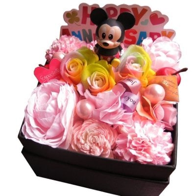 誕生日プレゼント ディズニー 花 花束風ギフト ボックスフラワー レインボーローズ プリザーブドフラワー入り バースデー 友人 友達 彼女 ディズニーマスコットはおまかせ