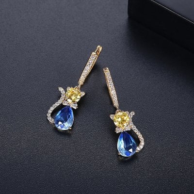 ピアス 両耳用 キュービックジルコニア ブルー マルチカラー 真鍮 イエローゴールド フープ 揺れる ゆれる 可愛い かわいい モチーフ 猫 ネコ ねこ cat e18112916