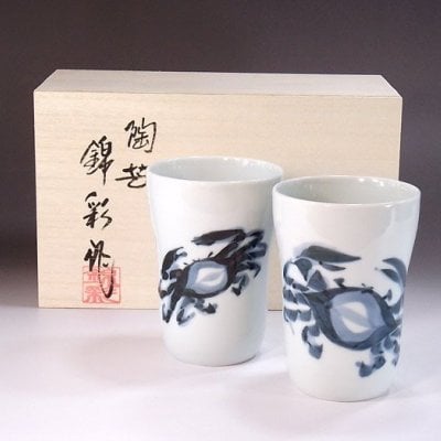 有田焼 陶芸家 藤井錦彩作 染付蟹絵焼酎カップ・ペア（焼酎グラス・焼酎カップ・敬老の日・父の日・還暦・還暦祝い・退職・定年退職・ペアセット）