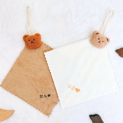 2枚セット マスコット付きタオル ハンドタオル  名入れ 刺繍 名前刺繍  ハンカチ ガーゼ オリジナル ベビー スタイ よだれかけ  出産祝い  出産 赤ちゃん ママリ  我が子   プレゼント ギフト オリジナルグッズ ベビーグッズ ベビー用品   女の子 文字デザイン 名前入れ 保育園 ハンカチ タオル 誕生日プレゼント 