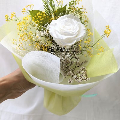 プリザーブドフラワー大輪の白の薔薇とかすみ草の花束（花束ラッピング