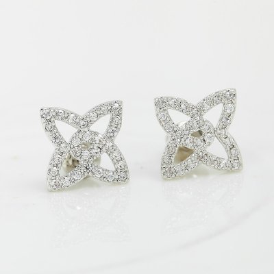 ピアス 両耳用 キュービックジルコニア ホワイト 真鍮 シルバー スタッド おしゃれ 可愛い かわいい きれいめ モチーフ フラワー 花 レリーフ e14121305