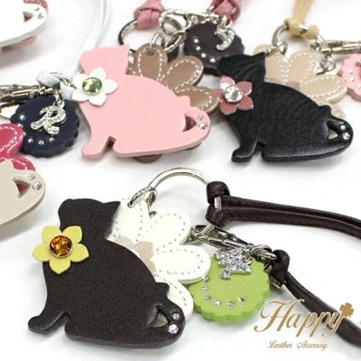 Happy おすわり ねこ フラワー 花 イニシャル キラキラ バッグチャーム 本革 革 日本製 レディース 女性 大人 かわいい おしゃれ バッグ ストラップ レザー アクセサリー キーホルダー キーリング ic id カード 定期入れ パスケースリール 落下防止 車 鍵 ブランド 猫 雑貨