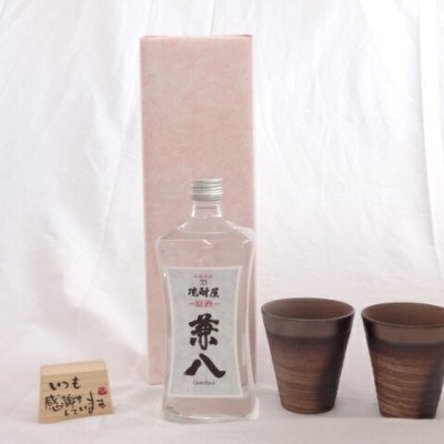 贈り物ギフトセット 榮田 清峰作直筆メッセージ木片付ペアカップセット(陶芸作家安藤嘉規作 日本製萬古焼き) 麦焼酎　原酒　兼八　42度　720ml　四ツ谷酒造　（大分県）