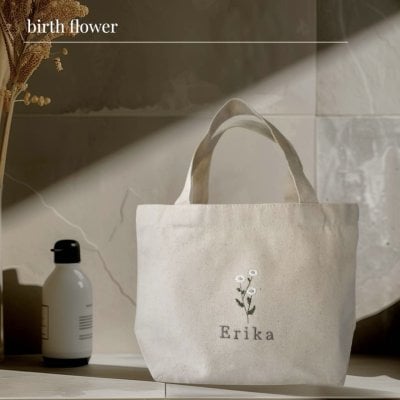 【名入れ刺繍】名前入り　誕生花のトートバッグ <month flower＞ レディース ハンドバッグ バッグ オーガニック　コットン　 ミニトート ランチバッグ カバン 鞄 おしゃれ かわいい 女性 お母さん おばあちゃん 誕生日 ホワイトデー 20代 30代 40代 50代　　実用的　推し活　女友達 プレゼント 名入れ