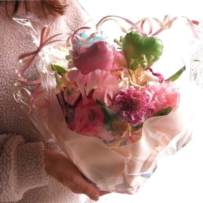 バルーン 花束風 退職祝い 送別会 フラワーアレンジメント ハート バルーン入り 誕生日プレゼント おまかせで安心 デザイナーにおまかせ 生花使用 サイズM