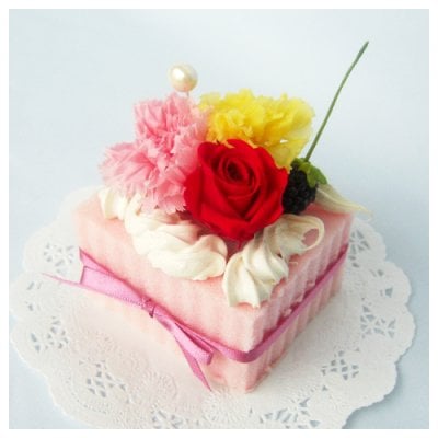 プリザーブドフラワーいちごケーキ ケース 誕生日、母の日、父の日、敬老の日、退職、歓迎、 結婚祝、 開店祝い、入学、卒業などのオシャレなお祝いやギフトに、可愛いインテリアに。