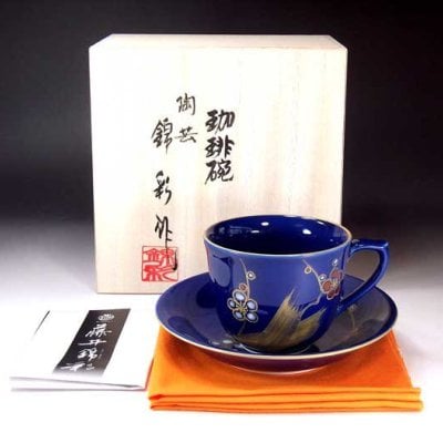 【有田焼 陶芸家 藤井錦彩作】瑠璃釉金彩梅絵コーヒーカップ 文字入れ可能な木箱入り（御祝い・父の日・母の日・贈り物・記念品・長寿・メモリアル）