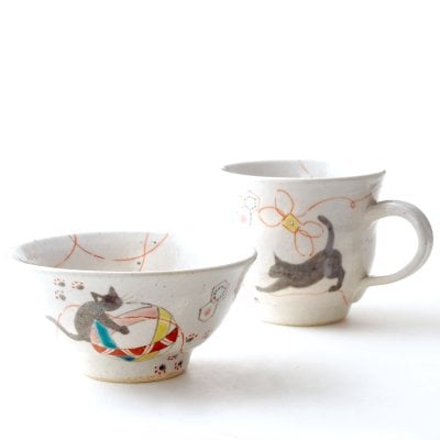 【名入れできます】九谷焼 ”おひとり揃え　ご飯茶碗&マグカップセット”  『てまり猫』小サイズ・赤 【ラッピング・のし・メッセージカード無料】*石川県の伝統工芸 『九谷焼』・窯元：創楽庵*　大切な方のお名前を入れれば、より心のこもった世界にひとつだけのオリジナルギフトに！ご結婚御祝・誕生日御祝・敬老の日のプレゼントにどうぞ [temarineko004]