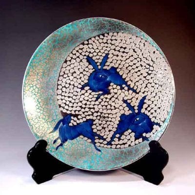 【有田焼 陶芸家 藤井錦彩作】有田焼美術品 染錦プラチナ彩兎絵飾り大皿 文字入れ可能な木箱入り（伝統工芸品・絵皿・飾皿・法人ギフト）