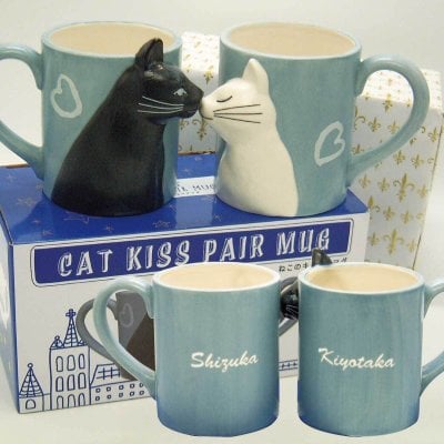 【数量限定特販】名入れ ねこキス ペアマグカップ飛び出す立体的な猫達、送料無料(沖縄・離島除く)、結婚祝い、結婚記念、 誕生日ギフト、母の日、父の日、敬老の日ギフトに、名入れは迫力満点のサンドブラスト彫刻 金色着色【RCP】