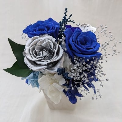 プリザーブドフラワー幸福の青い薔薇とシルバーのローズアレンジ【リボンラッピング付き】