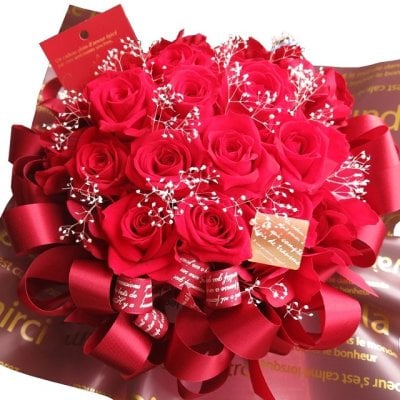 誕生日プレゼント 彼女 枯れない赤バラ 12本 カスミ草 花束風ギフト プリザーブドフラワー入り ケース付き 赤バラいっぱい  かすみ草 置いて飾れるアレンジメントタイプ