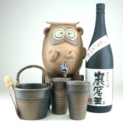 信楽焼き 手作りほろ酔いたぬき　2200ｃｃ （専用木台付き）+ペアグラス・氷入れ（萬古焼き） 陶芸作家　安藤嘉規作 （洞窟かめ貯蔵　本格米焼酎 巌窟王（がんくつおう）1800ｍｌ）s10-4