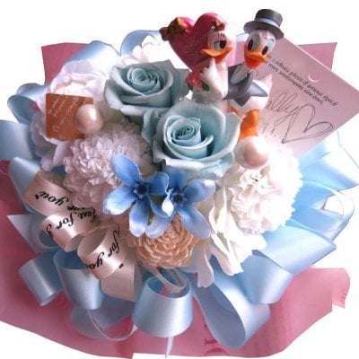結婚祝い プレゼント ディズニー 花 ドナルド デージー入り 花束風 枯れない プリザーブドフラワー入りギフト 水色＆ホワイト仕上げ ウェディングA ケース付き