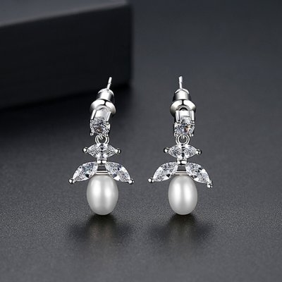ピアス 両耳用 キュービックジルコニア 真鍮 ホワイト シルバー スタッド 揺れる ゆれる ぶら下がり 上品 エレガント 大人 イミテーションパール e18121001