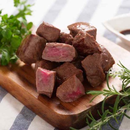 国産 黒毛和牛 サイコロステーキ モモ 300g ステーキ 牛肉 和牛 赤身 焼肉 お肉 高級 ギフト 贈答 贈り物 お歳暮 お中元 内祝い 御祝 御礼 お取り寄せ グルメ 冷凍 熨斗対応 のし