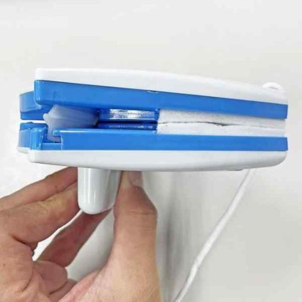両面窓ガラス磨き器 ホワイト 室内から両面清掃 マグネット式 窓拭き ワイパー 出窓 押し開き窓 冊子窓対応 時短 高所安全 ガラスクリーナー 大掃除 新生活 清掃用品 約3-8mm厚対応 ABS樹脂 磁石