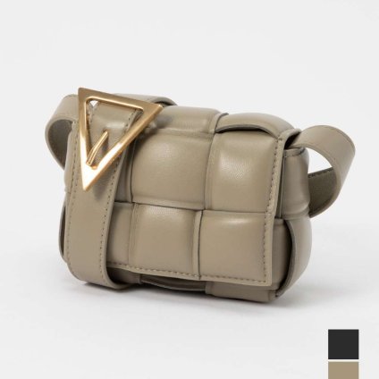 ボッテガヴェネタ BOTTEGA VENETA 716648 VCQR1 ショルダーバッグ レディース バッグ キャンディ パテッド カセット ミニバッグ 斜め掛け マキシイントレチャート レザー プレゼント ギフト 本革 鞄 PADDED CASSETTE SHOLDER BAG ブラック