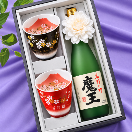 卒業 退職 名入れ ペアギフト SXX 酒セット 芋焼酎 白玉醸造 魔王 720ml & 有田焼 赤富士 焼酎カップ 黒 赤 2点 コサージュ付 ギフトBOX入り / プレゼント ギフト 両親 夫婦 結婚 金婚式 銀婚式 退職 記念 誕生日 長寿 祝い