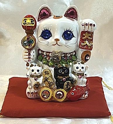 【招き猫がパワーアップ！】ゴージャス デコレーション 招福招き猫：Mサイズ（貯金箱）【贈り物に】猫 ねこ cat キャット デコレーション 置物 風水 鯛 俵 まねきねこ ラインストーン キラキラ 商売繁盛 開店祝い 合格祈願 御祝 内祝 縁起物 誕生日 記念日 母の日 お祝い 贈り物 プレゼント ギフト 可愛い かわいい