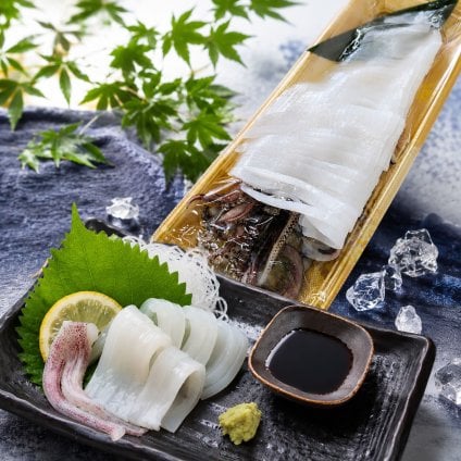山陰 白イカ 姿造り 刺身用（冷凍）中サイズ/大サイズ 1杯 ゲソは炙りにしてあります 送料無料　※北海道、東北、沖縄は送料別途加算 白いか ケンサキ けんさき 剣先 白 イカ いか 烏賊 剣先イカ ケンサキイカ シロイカ 刺身 刺し身 お刺身 さしみ おさしみ  おさしみ お取り寄せ ご褒美 海鮮丼の具 お歳暮 内祝い 誕生日 お中元 お祝い 結婚祝い 還暦祝い プレゼント ギフト 内祝い 