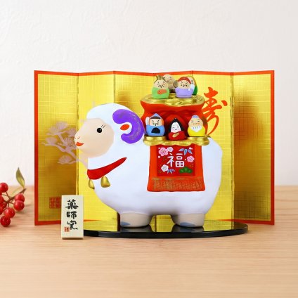 正月飾り 干支未 未 置物 陶器 七福神 お正月飾り 正月飾り置物 干支の置物 迎春飾り 十二支 おしゃれ 羊 ひつじ ヒツジ 2027 木札特典付き かわいい 縁起物 ディスプレイ 部屋飾り 玄関飾り 薬師釜 .干支置物.