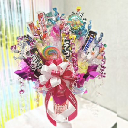 「周年祝い」「開店祝い」「誕生日」「推し活」「発表会」「表彰」「昇進祝い」「卒園・卒業」「入園・入学」「お菓子」「花束」「キャンディーブーケ」　季節を超えたお世話いらずのお菓子のブーケ♡　《お菓子の賞味期限は1ヶ月以上の物をご用意しております》『ポップコーン ピンキー』