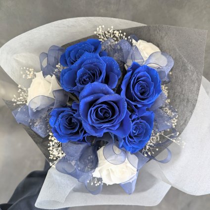 プリザーブドフラワー／青い薔薇と白い薔薇輪のふんわりかすみ草の花束（黒グレー花束ラッピング）