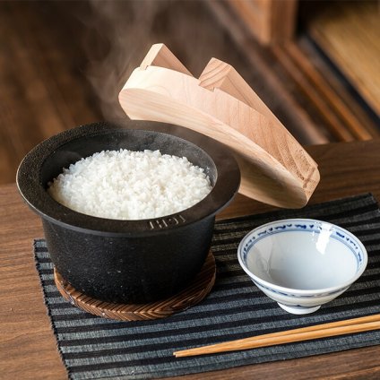 南部鉄器 1CHI TETSUGAMA 鉄釜 IH 2合用[日本製 羽釜 鉄 羽釜ご飯 木 蓋 2合 ご飯鍋 ごはん鍋 IH対応 IH ガス対応 ガス 炊飯釜 炊飯鍋 1人用 一人用 1～2人用 自宅 旅館 朝ごはん 朝食 民宿 家庭用 ご飯 炊く]