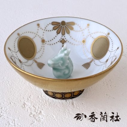 香蘭社 盃 干支 辰 2930TT-BGE 食器 有田 白磁 宮内庁 酒器 さかずき ぐい呑み 杯 おちょこ 金杯 高級 猪口 陶磁器 和食器 龍 たつ 祝盃 お祝い正月 迎春 縁起【伝統工芸・和遊感】