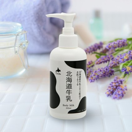北海道牛乳 ボディミルク 200ml[ボディ ミルク 保湿ミルク 全身保湿 日本製 Coroku 小六 牛乳エキス 牛乳 エキス ミネラルオイル、マカデミア種子油 シア脂 コスメ 化粧品 肘 ひじ かかと すね 脛] 即納
