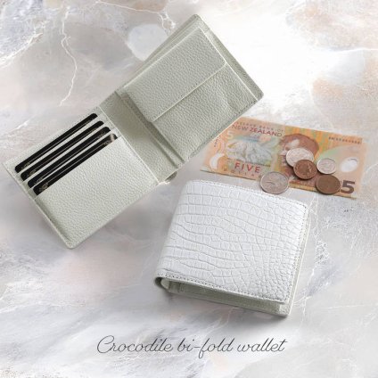 クロコダイル折財布 二つ折り財布 レディース 白 クロコダイル マット加工 一枚革 ホワイト 定番 使いやすい 腑模様 上品 シンプル 大人 本革 ギフト プレゼント 4FA (06002000r)